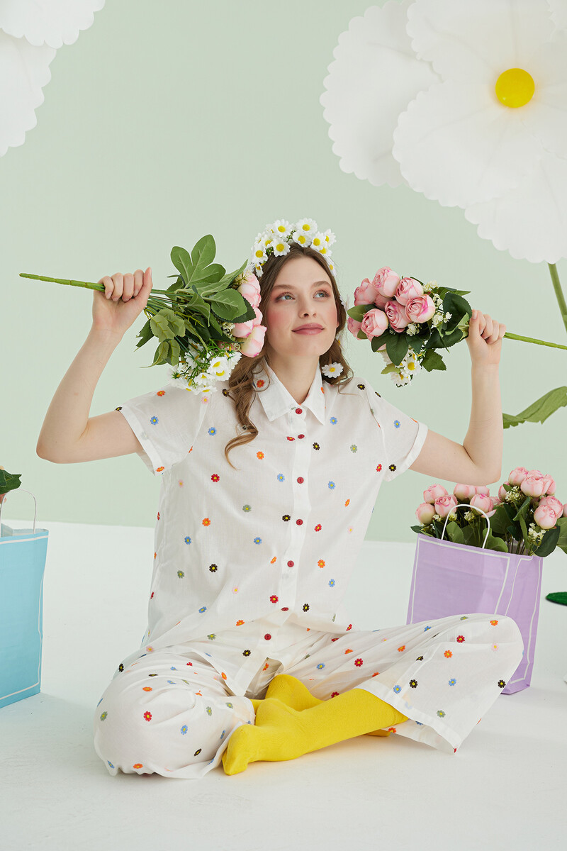 Beyaz Çiçekli Önden Düğmeli Pijama Takımı - 1