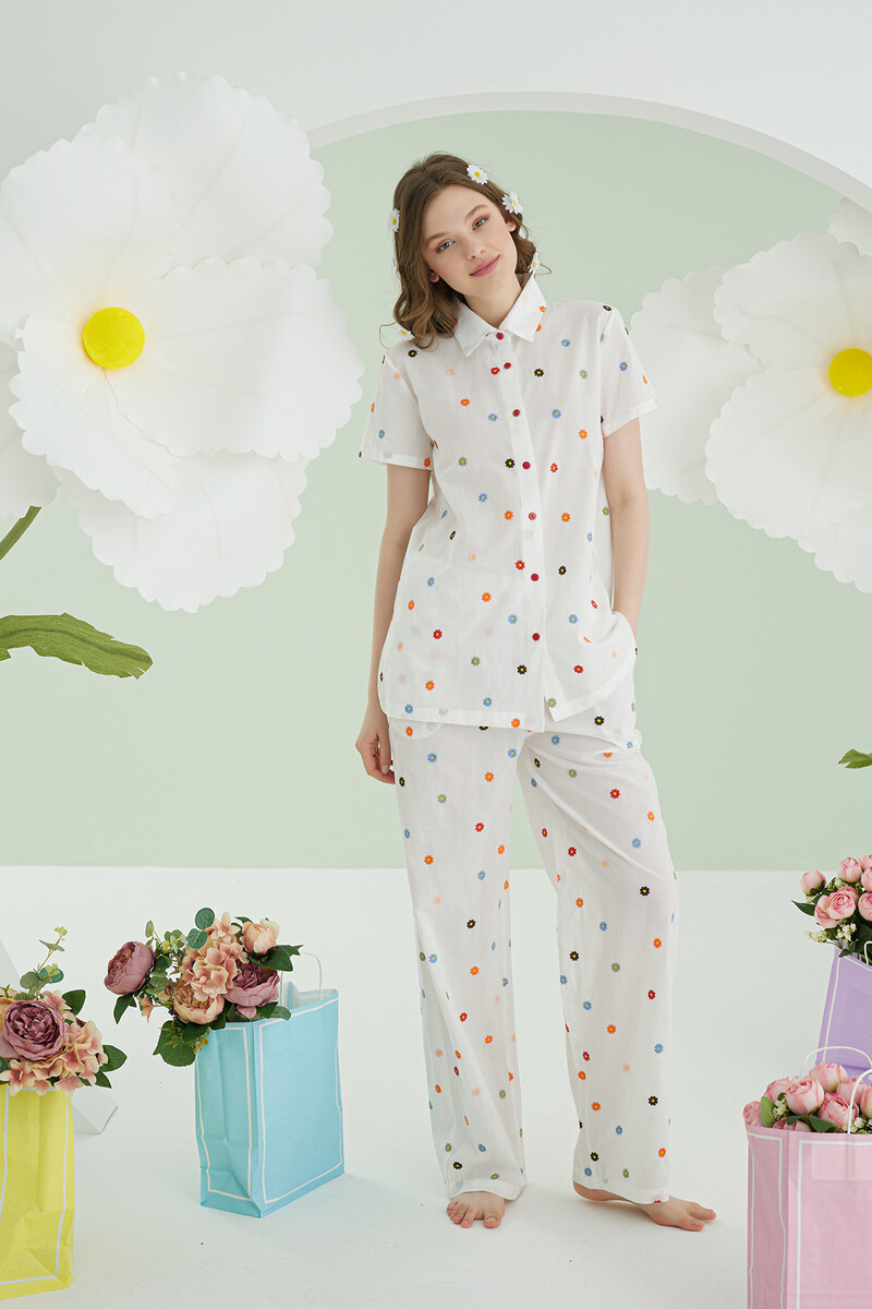 Beyaz Çiçekli Önden Düğmeli Pijama Takımı - 2