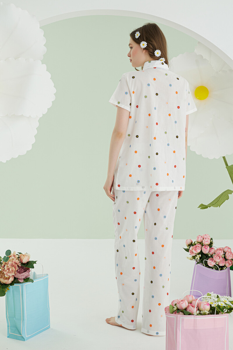 Beyaz Çiçekli Önden Düğmeli Pijama Takımı - 4